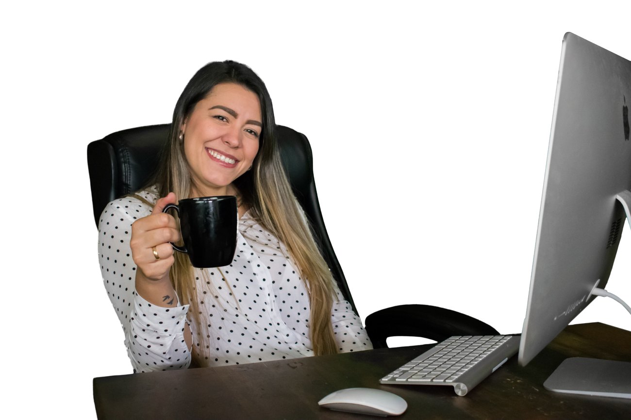 Mariale Urdaneta con una taza frente al computador